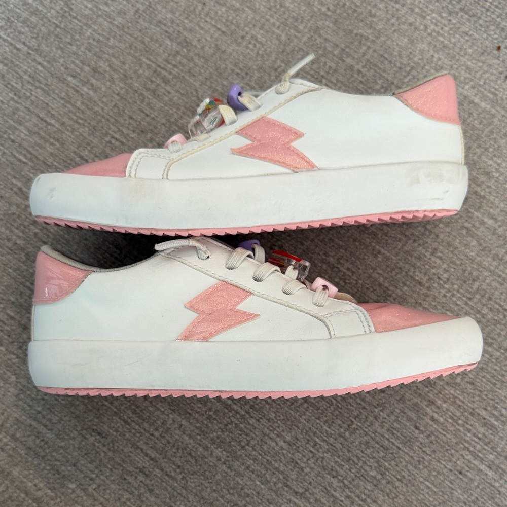 Cynthia Rowley Kids White and Pink Sneakers with Rainbow Heart Charm Size 11